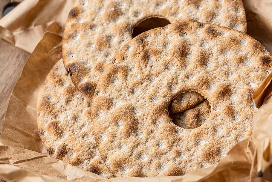 Crispbreads: Βάση για υγιεινά σνακ στο γραφείο