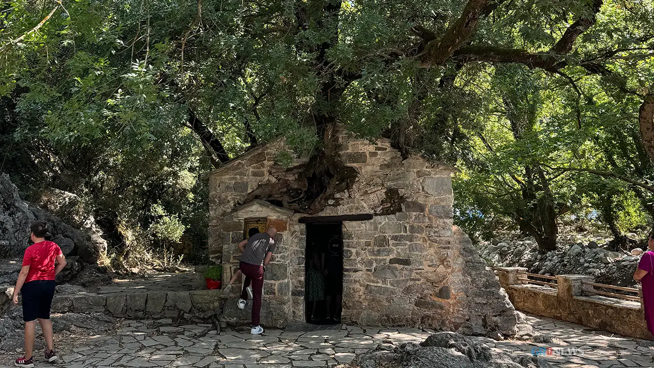 Αγία Θεοδώρα στη Βάστα: Ένα Θαύμα της Φύσης και της Πίστης